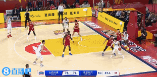 看着都疼！邢志强抢篮板肘击所罗门被吹违体 后者痛苦倒地